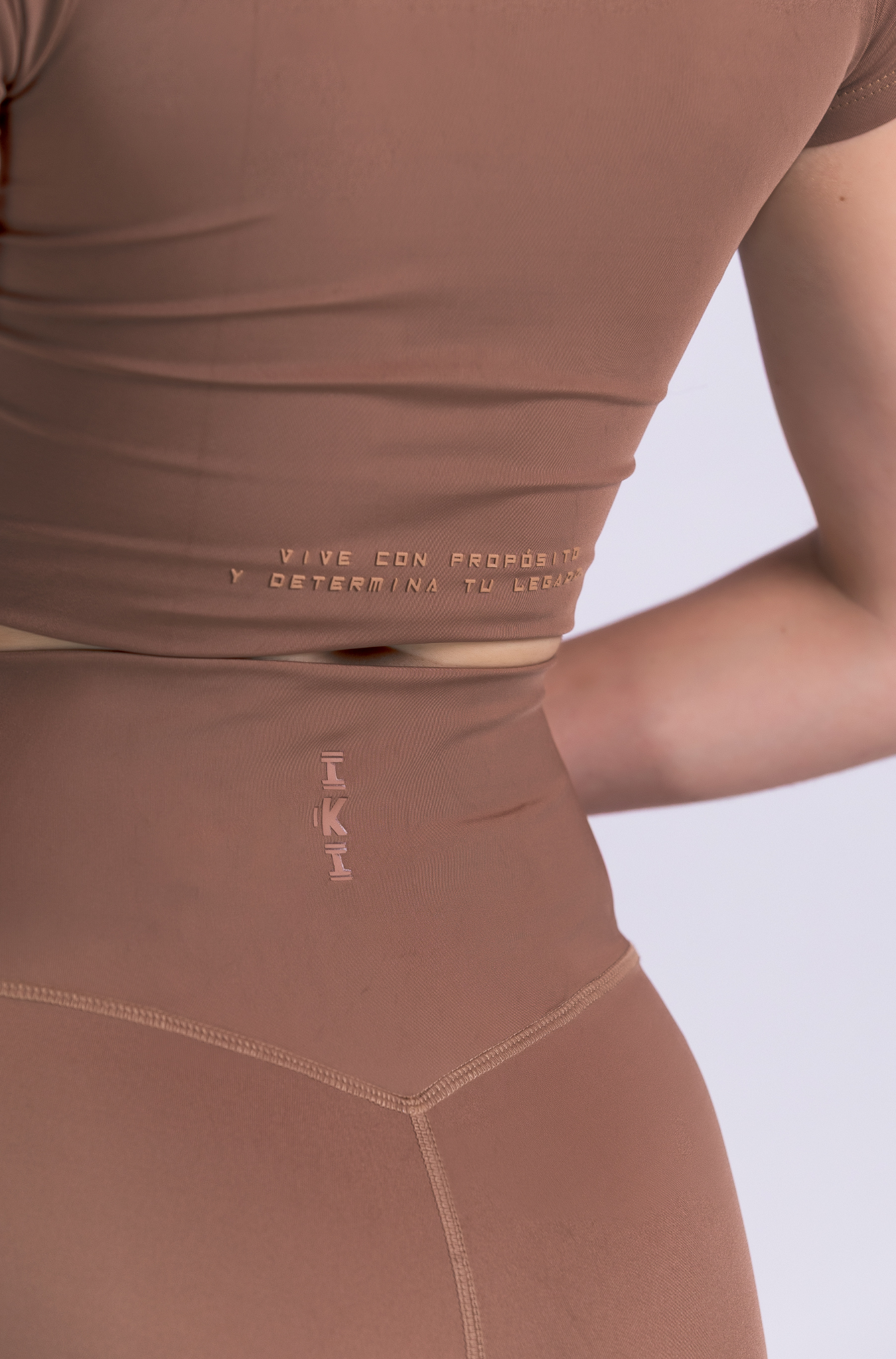 RISE TOP – Crop top deportivo athleisure con tecnología LYCRA®